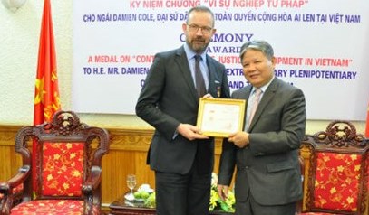 Trao tặng Kỷ niệm chương “Vì sự nghiệp Tư pháp” cho Đại sứ Ailen